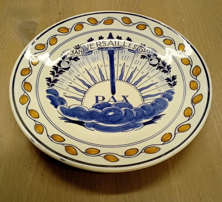 Antiek/De Porceleyne Fles - Sierbord "PAX Versailles 1920" - Delft kopen bij RataPlan webshop!