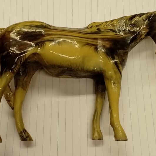 Houtgesneden paard met artistieke beschildering kopen bij RataPlan webshop!
