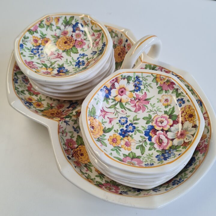 Antieke serveerschaal + 12 petitfour bordjes kopen bij RataPlan webshop!