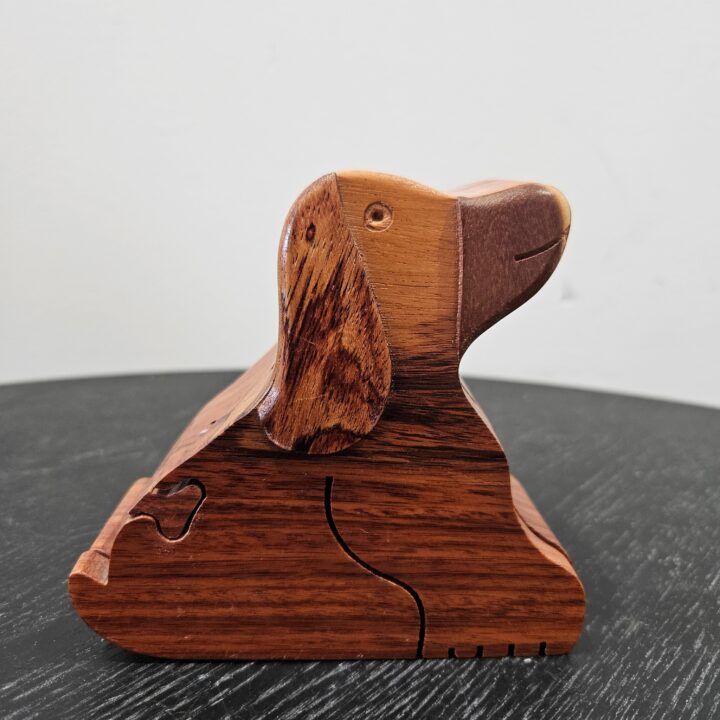 Houten hond met verborgen vak kopen bij RataPlan webshop!
