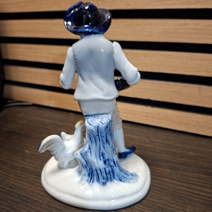 Beeldje van jongen met kippen kopen bij RataPlan webshop!