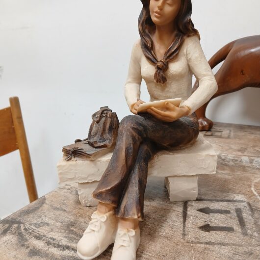 Dame leest op een bankje kopen bij RataPlan webshop!