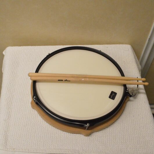 Aengrus Drumpad met sticks kopen bij RataPlan webshop!