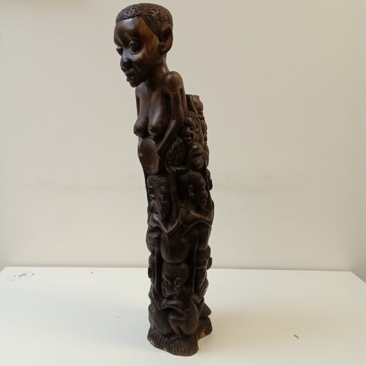 Handgesneden massief beeld van tropisch hout kopen bij RataPlan webshop!