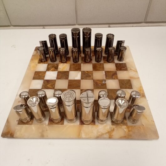 Marmeren schaakbord met metalen schaakstukken kopen bij RataPlan webshop!