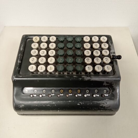 Vintage mechanische rekenmachine