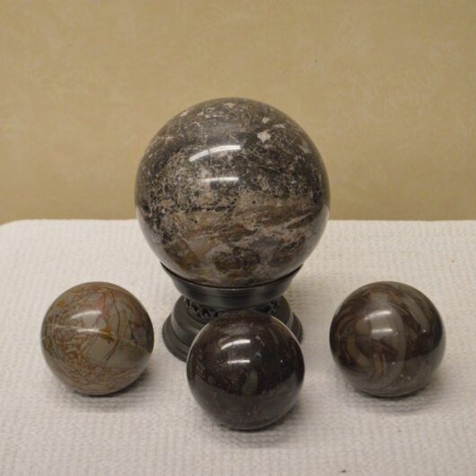 lotlot van 4 edelstenen bollen 1 groot 3 kleiner van 4 edelstenen bollen 1 groot 3 kleiner kopen bij RataPlan webshop!