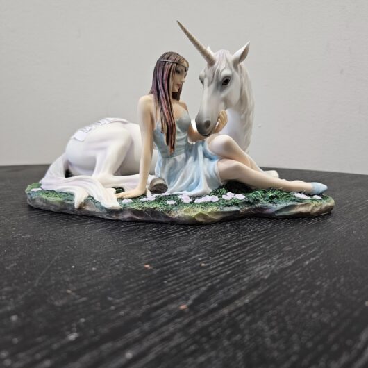 Beeldje "Pure Heart - Lady and the Unicorn" kopen bij RataPlan webshop!
