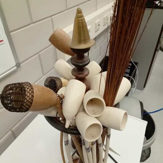 Antieke pijpenstandaard met 14 grote en 3 kleine pijpen kopen bij RataPlan webshop!