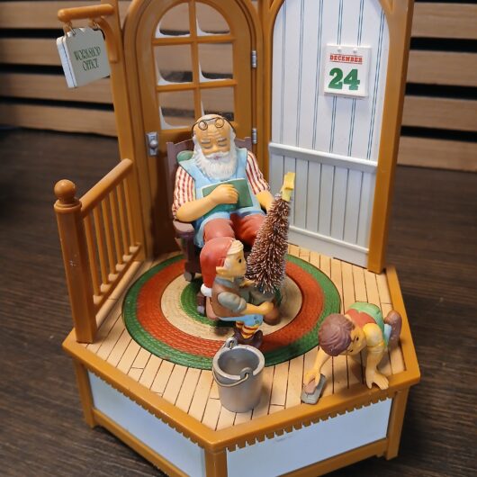 Enesco muziekdoos "santa's busy office" kopen bij RataPlan webshop!