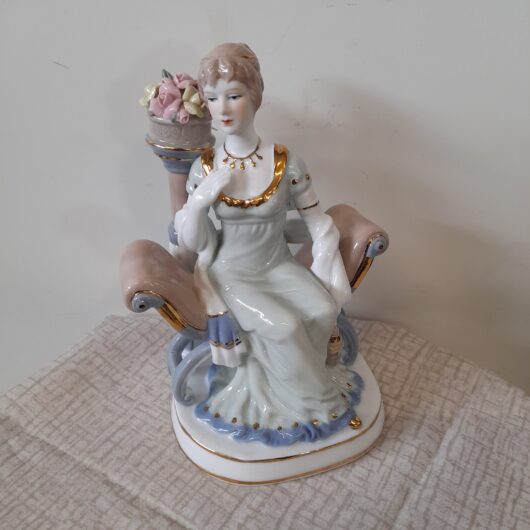Porseleinen beeld vrouw in stoel. kopen bij RataPlan webshop!